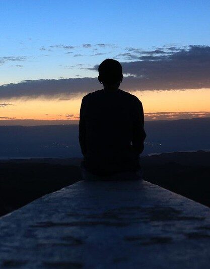 une personne qui regarde un lever de soleil